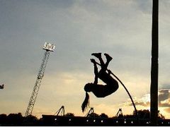 Ruská tyčkařka Jelena Isinbajevová při svém neúspěšném pokusu o světový rekord na londýnské Grand Prix.