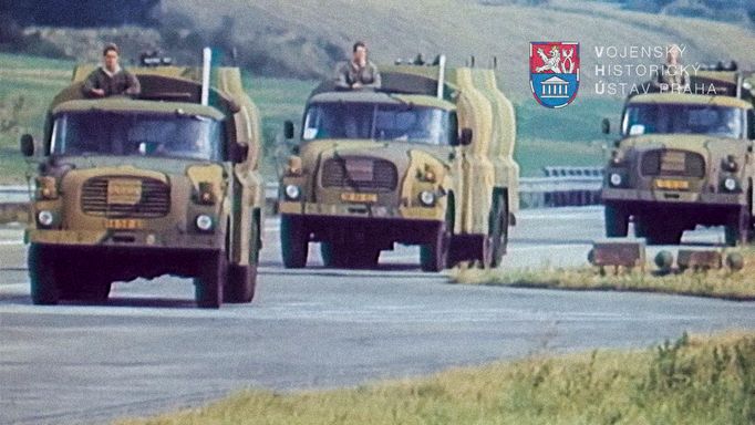 Fotoreprodukce z dokumentárního filmu „Dálnice“, který natočil Československý armádní film na podzim roku 1980 během vojenského cvičení na dálnici D1 mezi Prahou a Brnem.