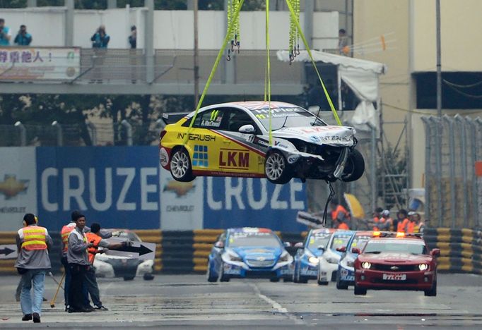 Britský pilot Alex MacDowall udělal ze Chevrolet Cruze tak trochu letadlo.