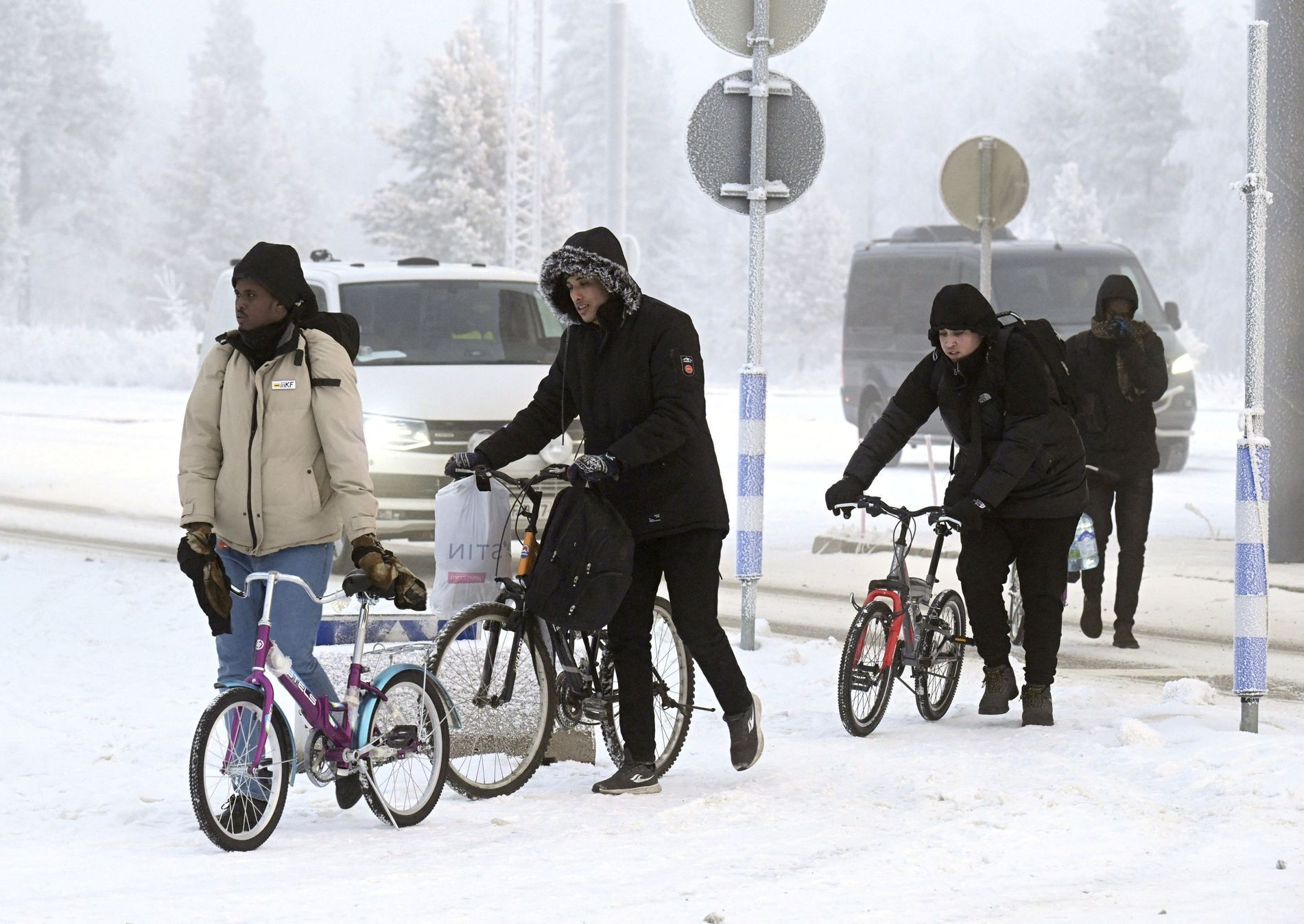 Migranti na hraničním přechodu mezi Finskem a Ruskem ve finském Laponsku.