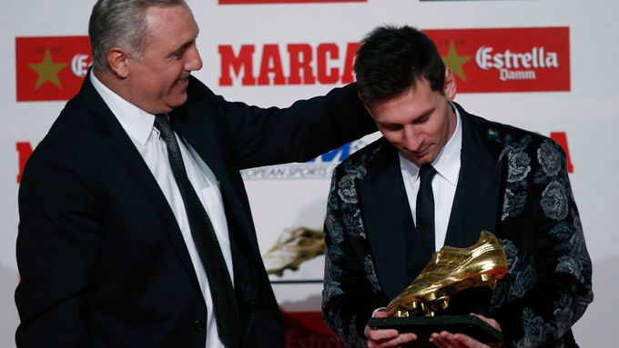 Christo Stoičkov předává Lionelovi Messimu Zlatou kopačku (2013)