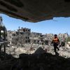 Palestinci v místě izraelského bombardování na severu Gazy.
