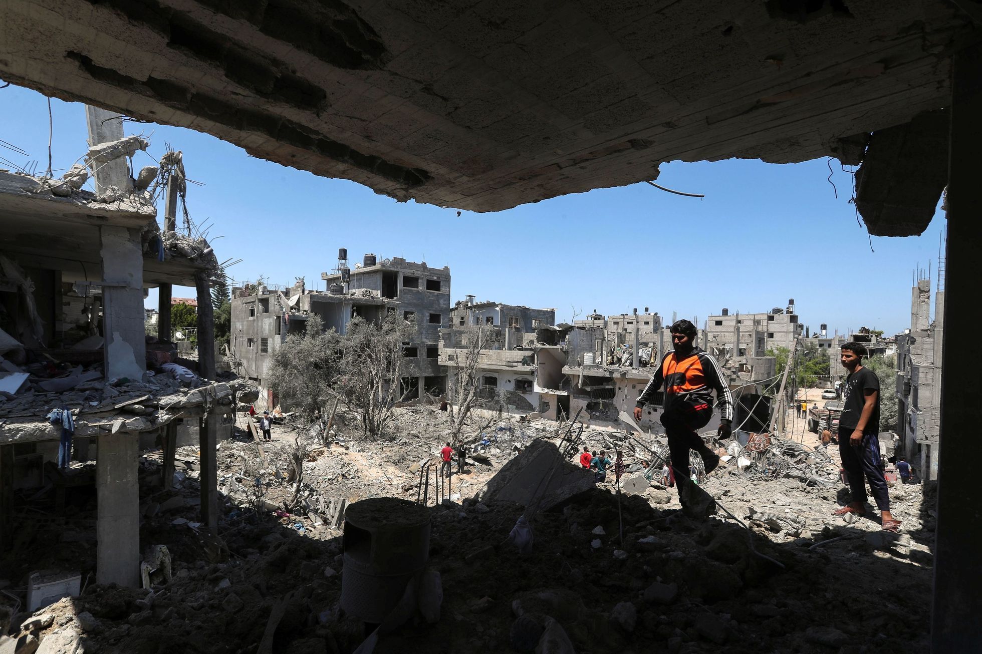 Palestinci v místě izraelského bombardování na severu Gazy.