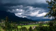 Místo, které obklopuje pohoří Kaisergebirge (Císařské hory), je v seriálu zalité sluncem a panuje v něm pohodová atmosféra. Realita ale může být i jiná. Počasí se v horách rychle mění a při bouřce se obec zahalí do tmy.