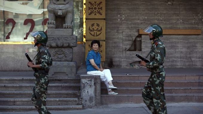 Čínská armáda zasahuje v ulicích Urumči