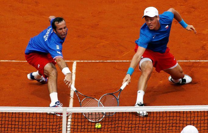 Čeští tenisté Tomáš Berdych a Radek Štěpánek ve čtyřhře semifinálového utkání Davis Cupu s Argentinci.