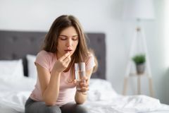 Pilulka není bonbon. Jak zjistit, jestli bereme léků až moc?