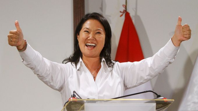 Tady se ještě Keiko Fujimoriová po prvním kole prezidentských voleb v Peru raduje. V pátek však přiznala porážku...