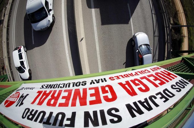 A banner calling for a general strike are placed in a bridge over a highway in Pinto, near Madrid, November 12, 2012. Spain's two largest labour unions had called a general strike for November 14, the second against the conservative government since they took power in December and coinciding with industrial action in Portugal on the same day. The banner reads, "They leave us without future. General Strike. There are culprits, there are solutions." REUTERS/Sergio Perez (SPAIN - Tags: BUSINESS EMPLOYMENT POLITICS CIVIL UNREST) Published: Lis. 12, 2012, 2:09 odp.