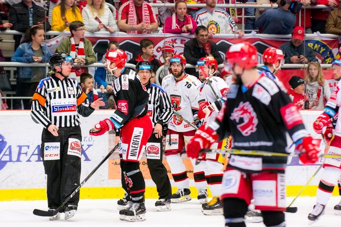 Třinec - Hradec, 4. semifinále play-off hokejové extraligy 2018: Rozmluva Daniela Rákose s hlavním rozhodčím