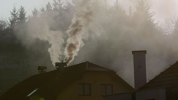 Černý kouř z komína přivolává pozornost. Na kontroly vyrážejí úředníci z vlastního podnětu i na základě udání.