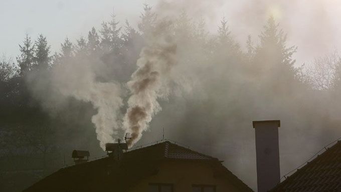 Jediný komín dokáže zkazit ovzduší desitkám sousedů. (ilustrační foto)