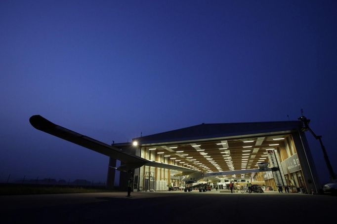 The Solar Impulse aircraft is being pulled out of the hangar for take off at Payerne airport May 24, 2012. The Solar Impulse HB-SIA prototype aircraft, which has 12,000 solar cells built into its 64.3 metres (193 feet) wings, attempted its first intercontinental flight from Payerne to Rabat in Morocco with a few days for a technical stop and a change of pilot in Madrid. This flight will act as a final rehearsal for the 2014 round-the-world flight. REUTERS/Denis Balibouse (SWITZERLAND - Tags: TRANSPORT SCIENCE TECHNOLOGY SOCIETY) Published: Kvě. 24, 2012, 7:24 dop.