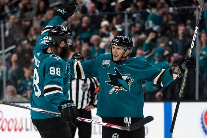 hokej, NHL 2018/2019, San Jose - New Jersey, Radim Šimek se s Brentem Burnsem (číslo 88) raduje z prvního gólu v soutěži