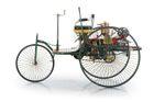 Vůbec první automobil světa poháněný spalovacím motorem postavil Carl Benz v roce 1886 a měl tři kola.
