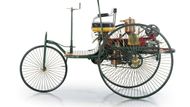 Vůbec první automobil světa poháněný spalovacím motorem postavil Carl Benz v roce 1886 a měl tři kola.