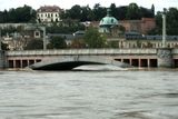 Pohled na rozvodněnou Vltavu.