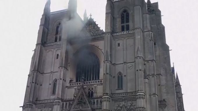 V Nantes hoří katedrála z 15. století, zasahují desítky hasičů