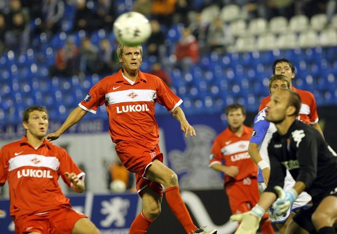 Rozhodující okamžik zápasu. Petr Kováč sleduje míč, který nešťastně tečoval René Bolf a srazil do branky za záda vlastního brankáře.