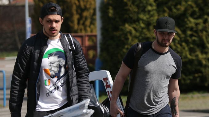 Čeští hokejisté před pondělním srazem. Matěj Stránský zdá se volí trička podle aktuálních událostí