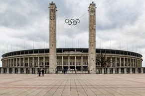 Hitler se pod olympijskými kruhy věčnosti nedočkal, jeho olympijský stadion však zázrakem přežil