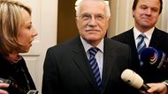 Relativní idyla - Václav Klaus vyšel spolu s Kateřinou Jacques a Martinem Bursíkem ze sálu po společném jednání. Tedy až do chvíle, kdy Martin Bursík sdělil, že je návštěva pana prezidenta utvrdila v důvodu podpořit prezidentského kandidáta Švejnara.