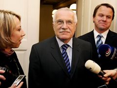 Relativní idyla - Václav Klaus vyšel spolu s Kateřinou Jacques a Martinem Bursíkem ze sálu po společném jednání. Tedy až do chvíle, kdy Martin Bursík sdělil, že je návštěva pana prezidenta utvrdila v důvodu podpořit prezidentského kandidáta Švejnara.