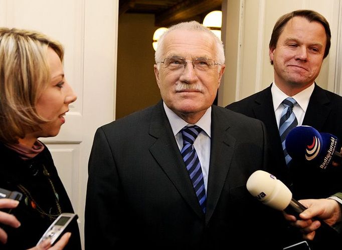 Relativní idyla - Václav Klaus vyšel spolu s Kateřinou Jacques a Martinem Bursíkem ze sálu po společném jednání. Tedy až do chvíle, kdy Martin Bursík sdělil, že je návštěva pana prezidenta utvrdila v důvodu podpořit prezidentského kandidáta Švejnara.