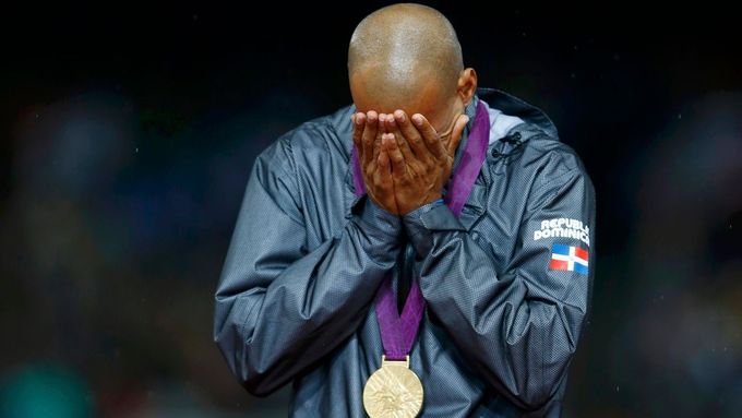 Překážkář Félix Sánchez schovával na slavnostním ceremoniálu slzy do dlaní.
