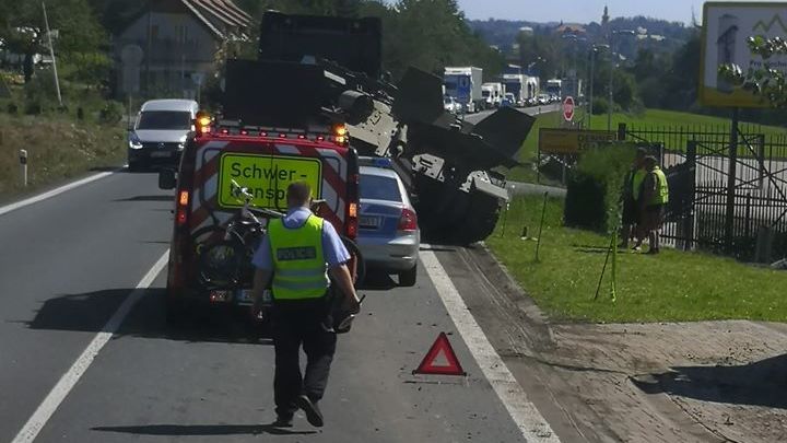 Na silnici u Golčova Jeníkova spadl na silnici tank. Zrovna na výročí srpnové okupace