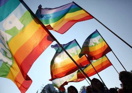 Srbsko: Při protestech proti pochodu homosexuálů sto raněných