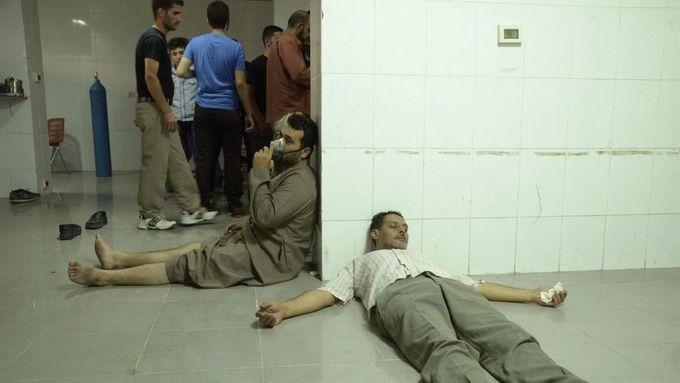 Ošetřování lidí v nemocnici po raketovém útoku ve východním Damašku.