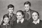 Tři silné a také nezlomné ženy z rodu Mašínů: zleva Zdena Mašínová mladší, babička Emma Nováková a Zdena Mašínová. Vzadu bratři Josef a Ctirad. Fotografie byla pořízena v roce 1944.