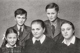 Tři silné a také nezlomné ženy z rodu Mašínů: zleva Zdena Mašínová mladší, babička Emma Nováková a Zdena Mašínová. Vzadu bratři Josef a Ctirad. Fotografie byla pořízena v roce 1944.