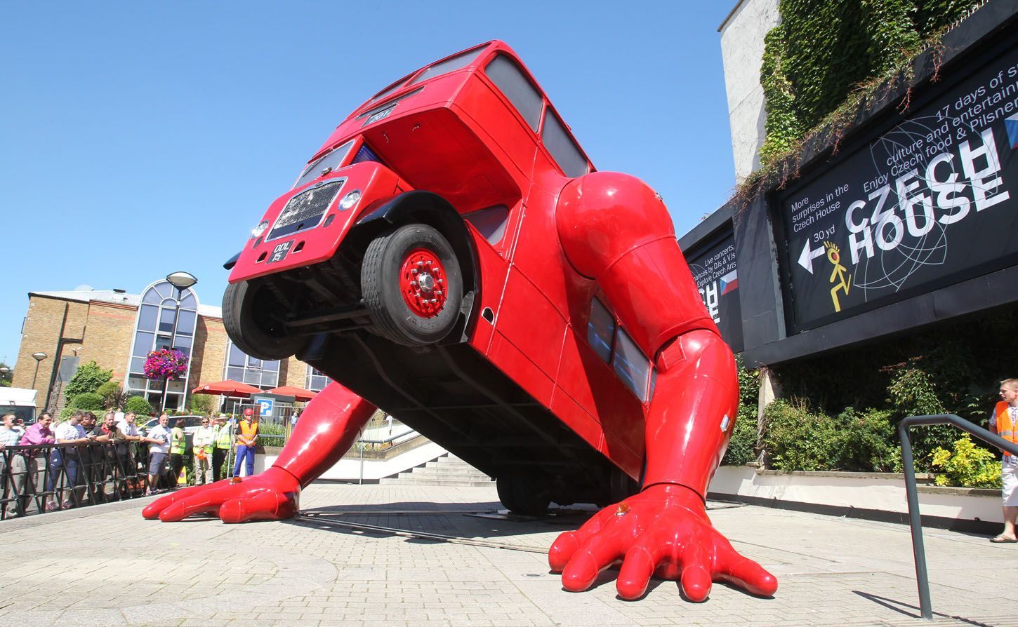 David Černý a jeho cvičící doubledecker v Londýně