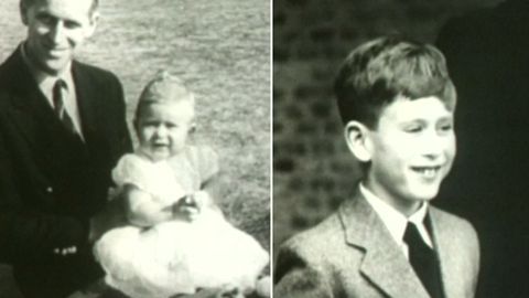 Princ Charles jako mimino v šatičkách. Sledujte 70 let staré záběry