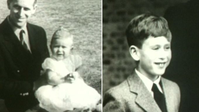 Princ Charles jako miminko v šatech. Sedujte 70 let staré záběry