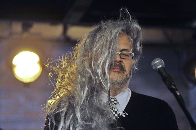 Režisér Vladimír Morávek v paruce.