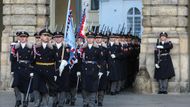 Hradní Stráž byla zřízena jako ochrana Pražského hradu. Kromě reprezentace na strážných stanovištích a při slavnostních vojenských poctách provádí i ostrahu zámku v Lánech. Podle oficiálních internetových stránek Hradní stáž nyní čítá 715 osob.