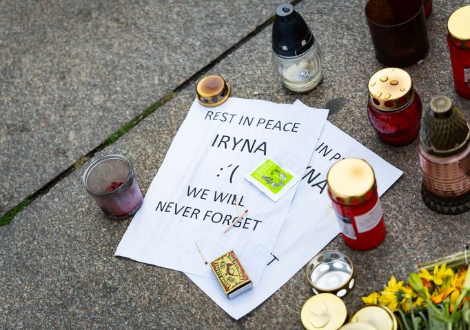 Na pražské Václavském náměstí vzniklo pietní místo pro zavražděnou Ukrajinku Irynu Zarutskou i republikánského influencera Charlieho Kirka. Jeho portrét ale zmizel.