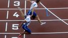 Francouzský sprinter Christophe Lemaitre (vpředu) dobíhá před Jimmym Vicautem v závodě na 100 metrů během Mistrovství Evropy v atletice 2012 v Helsinkách.