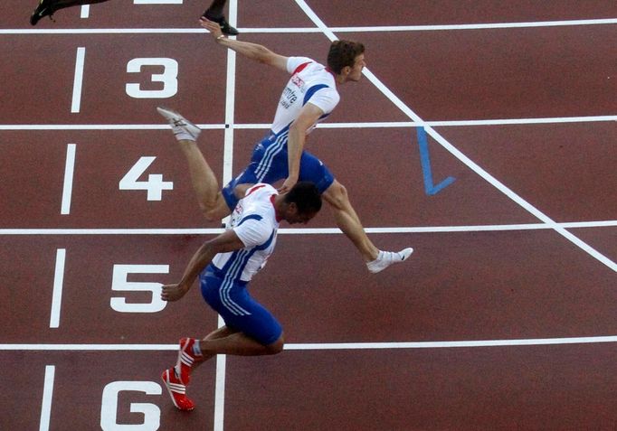 Francouzský sprinter Christophe Lemaitre (vpředu) dobíhá před Jimmym Vicautem v závodě na 100 metrů během Mistrovství Evropy v atletice 2012 v Helsinkách.