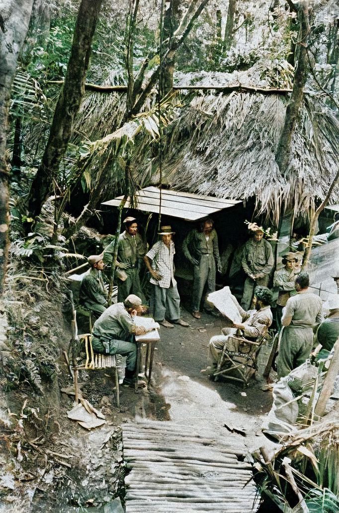 Fidel Castro v pohoří Sierra Maestro s povstaleckými jednotkami, 1958. Kolorováno