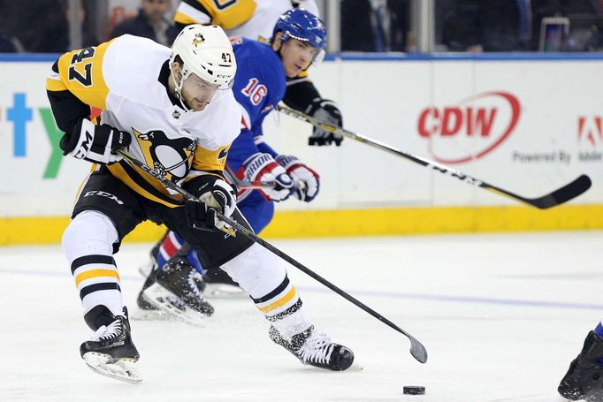 Adam Johnson v utkání NHL za Pittsburgh Penguins