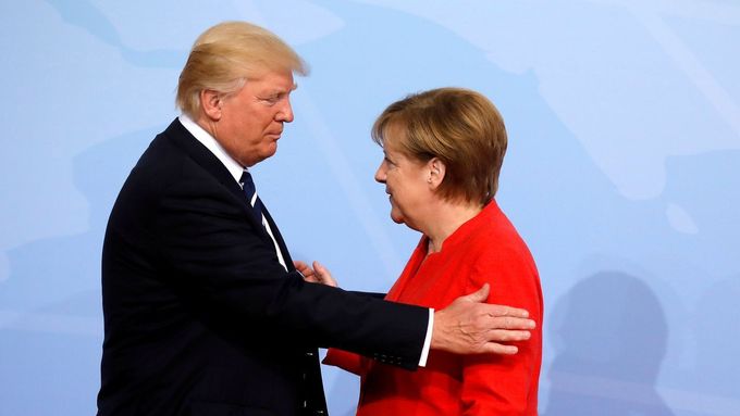 "Úžasný úspěch", tak určitě. (Trump a Merkelová při setkání na okraji summitu G20.)
