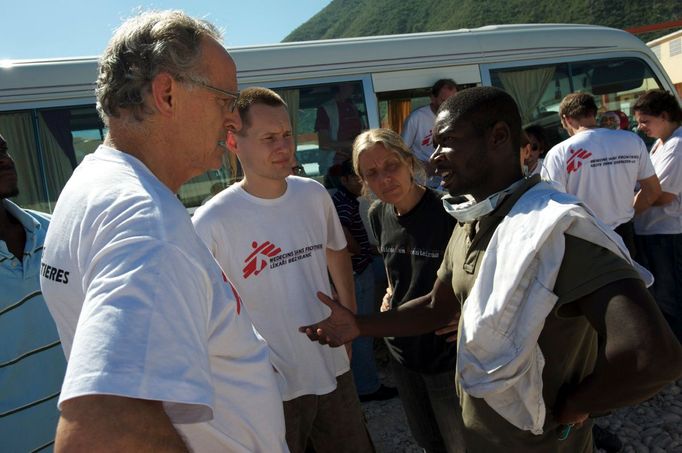 Tým Lékařů bez hranic na cestě z Dominikánské republiky na Haiti. Uprostřed chirurg Jan Trachta.