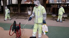 Rozprašování dezinfekce na dětském hřišti ve francouzském městě Suresnes.