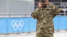 A members of the armed forces takes a photograph at the Olympic Park in Stratford, the location of the London 2012 Olympic Games, in east London July 15, 2012. The head of private security firm G4S said on Saturday his firm only realised just over a week ago it would not be able to supply enough venue guards for this month's London Olympics, as he publicly apologised for the embarrassing failure. On Thursday, the government said it would deploy additional troops after it became clear G4S was unlikely to provide the expected 10,400 guards it was contracted to do because of problems processing applicants. REUTERS/Andrew Winning (BRITAIN - Tags: MILITARY POLITICS SOCIETY SPORT OLYMPICS) Published: Čec. 15, 2012, 2:21 odp.