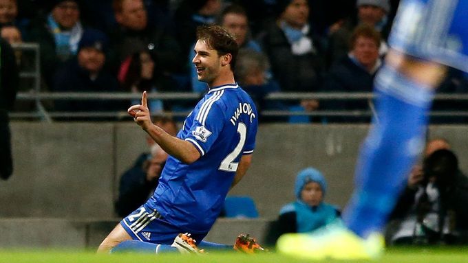 Branislav Ivanovič rozhodl jediným gólem o vítězství Chelsea ve šlágru anglické ligy na půdě Manchesteru City.