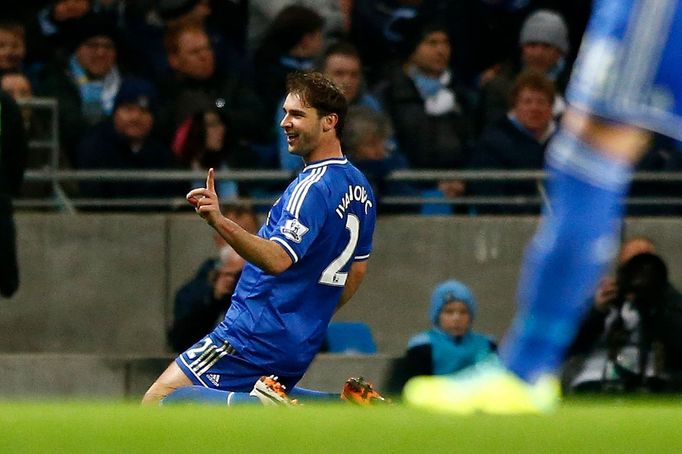 Branislav Ivanovič rozhodl jediným gólem o vítězství Chelsea ve šlágru anglické ligy na půdě Manchesteru City.